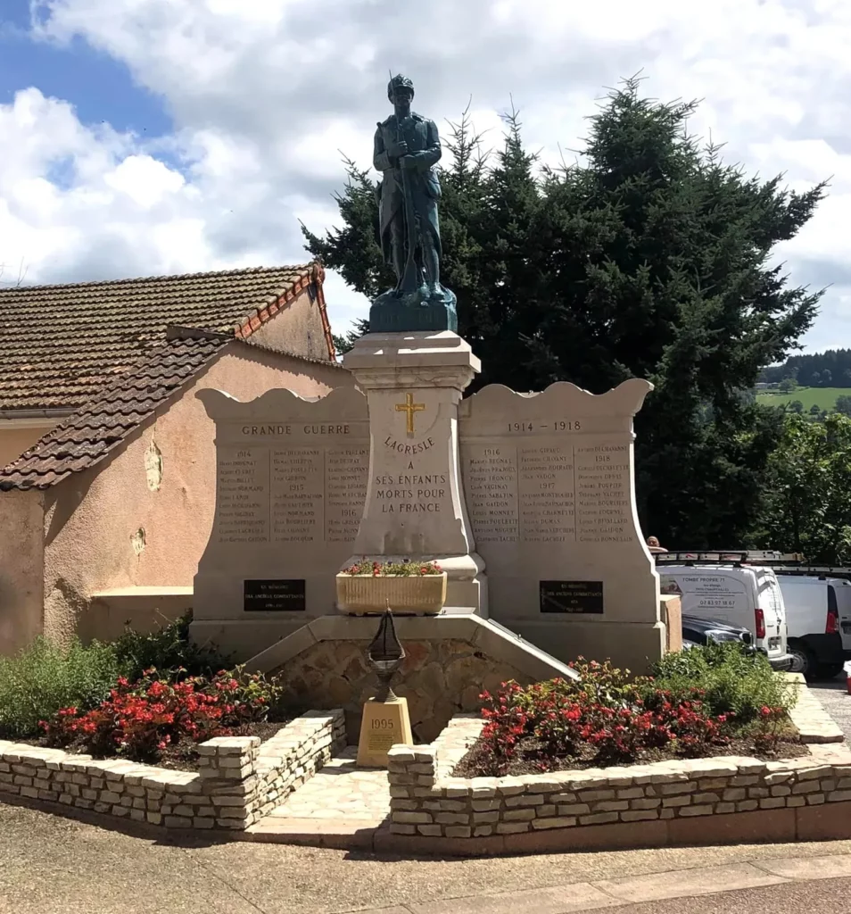 Monument aux morts de la Grande Guerre dans le village de La Gresle.