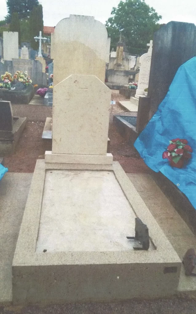 Séptulture restaurée et nettoyée dans un cimetière communal.