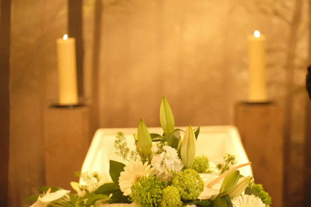 Compositions florales et bougies allumées lors de funérailles